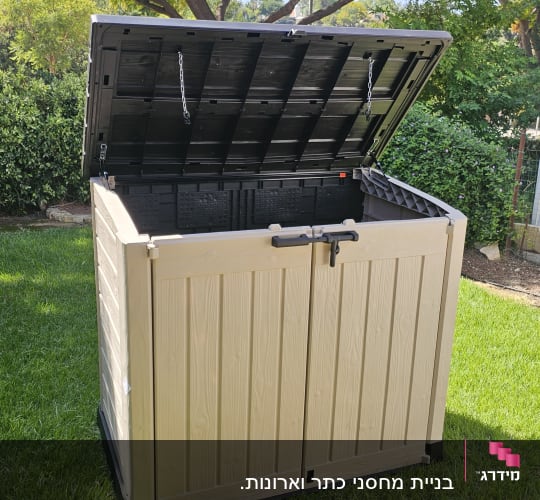 מחסן חיצוני פתוח בגינה ירוקה